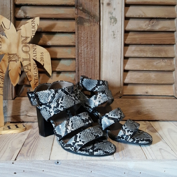Vionic Shoes - SALE!! VIONIC Perk Blaire Black & White Sandals